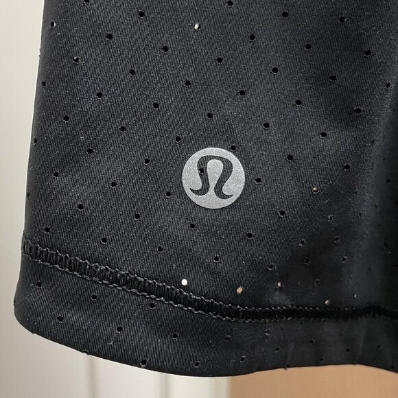 Lululemon Final Lap 2.5" Perforated Fabric Mid Rise 4 Way Stretch Shorts Black 8 - Picture 9 of 10
